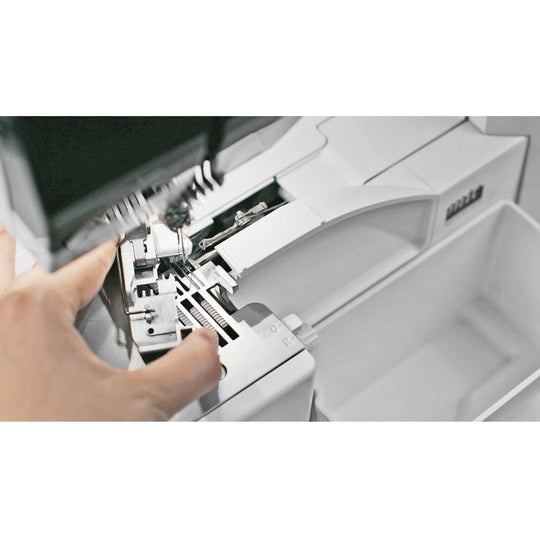Bernina L890 Overlocker & Coverlock